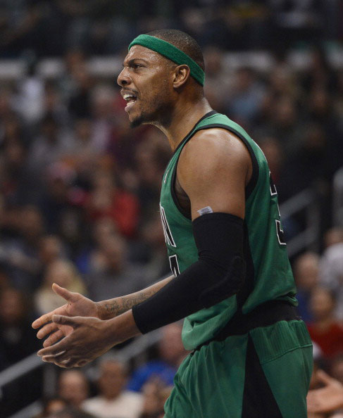 吃饼吃饱饱！徐昕半场5投全中拿12分4板 多次贡献空接暴扣（饼吃到撑！徐昕半场5投5中轰下12分4板 多次完成空接重扣）