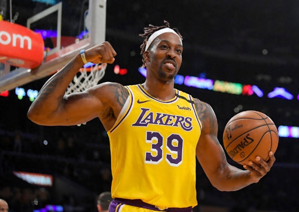 被批把队长袖标扔在地上泄愤，曼德拉戈拉：是队友没接住（被指怒扔队长袖标泄愤，曼德拉戈拉澄清：是传给队友，没接到才落地）