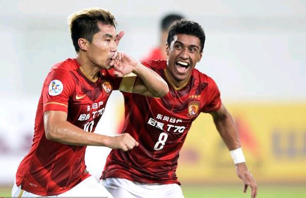 中超：上海海港主场4-1大胜深圳（中超：上海海港主场4比1完胜深圳队）