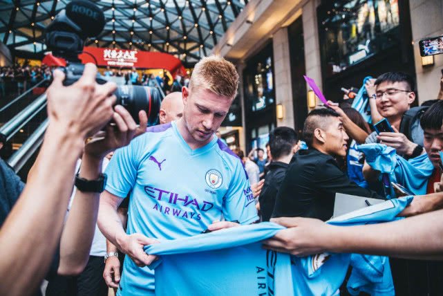 万-比萨卡8.7分羞辱老东家，曼联主场闷平保级队，阿莫林换人再遭质疑（万-比萨卡获8.7分刺痛旧主，曼联主场被保级队逼平，阿莫林换人再遭质疑）