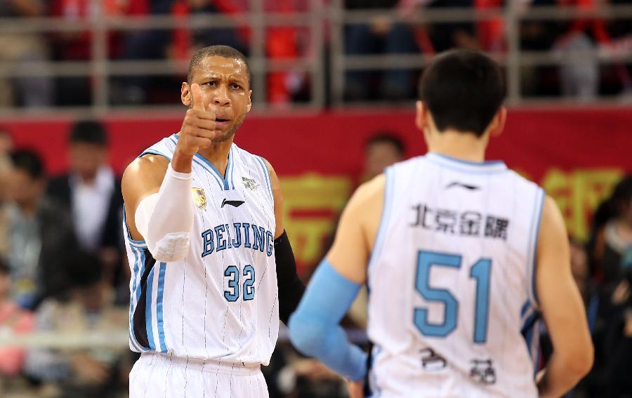 回顾纽卡2-2切尔西判罚争议：VAR手动划线、查洛巴撞倒戈登未判点（回看纽卡2-2切尔西判罚风波：VAR人工划线，查洛巴撞翻戈登未判点球）