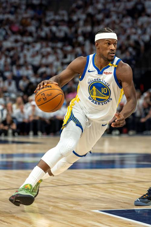 助罗马升至意甲榜首，斯维拉尔达成罗马生涯100场里程碑（斯维拉尔罗马百场达成，助球队登顶意甲榜首）