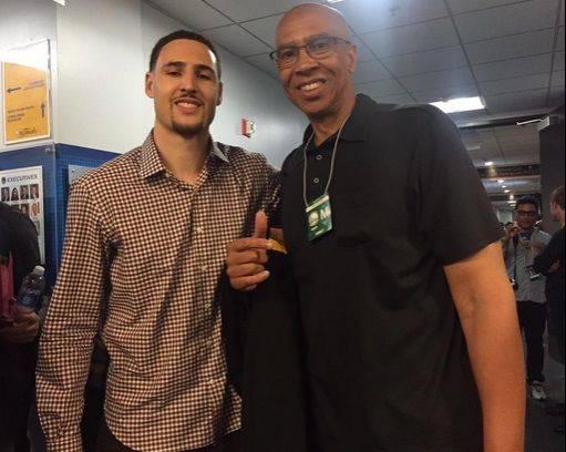 詹姆斯关键助攻锁定胜利（詹姆斯妙传定胜局）