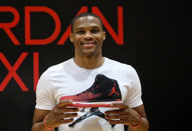 欧文突破防守造成杀伤，制造罚球（欧文强突撕裂防线，造犯规获罚球）